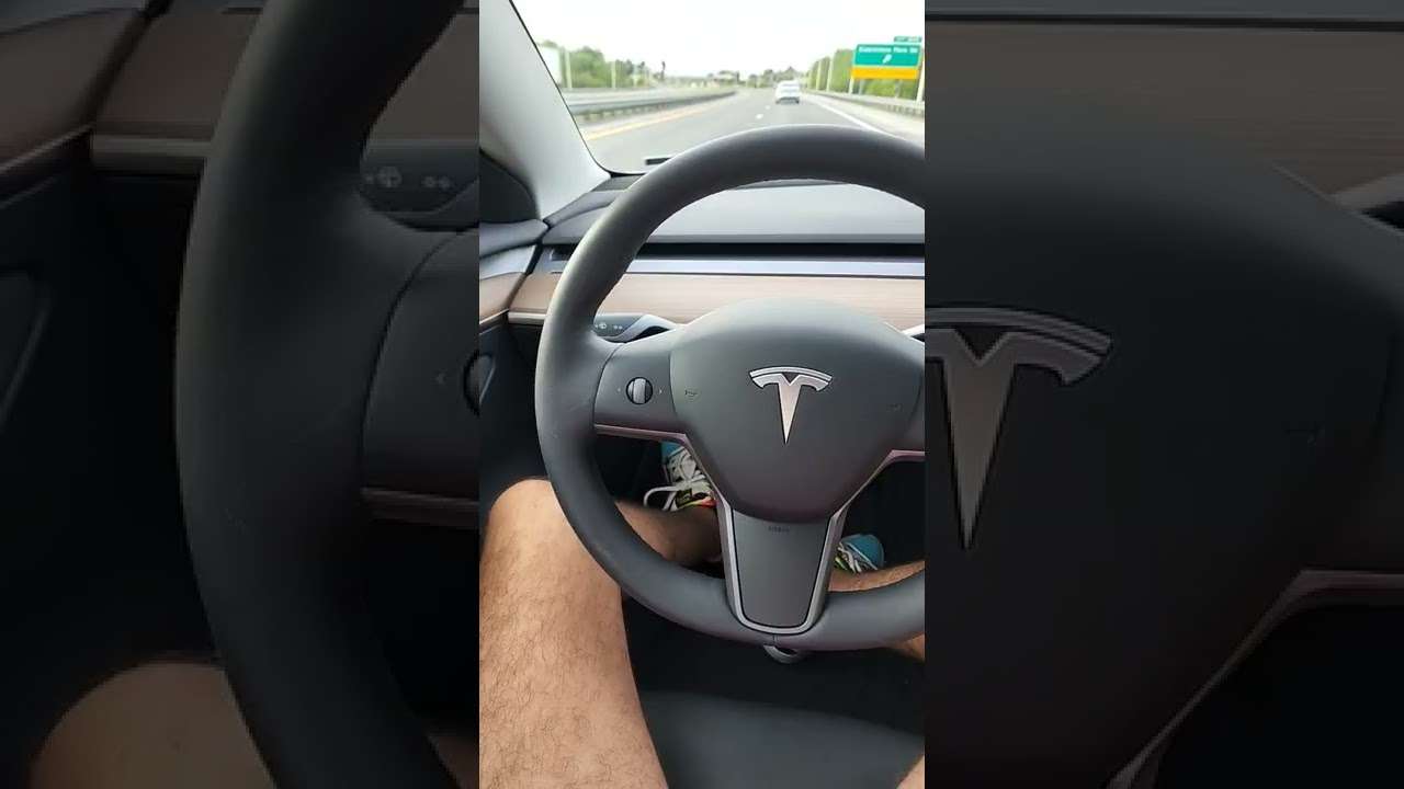 Piloto automático do tesla na estrada #shorts