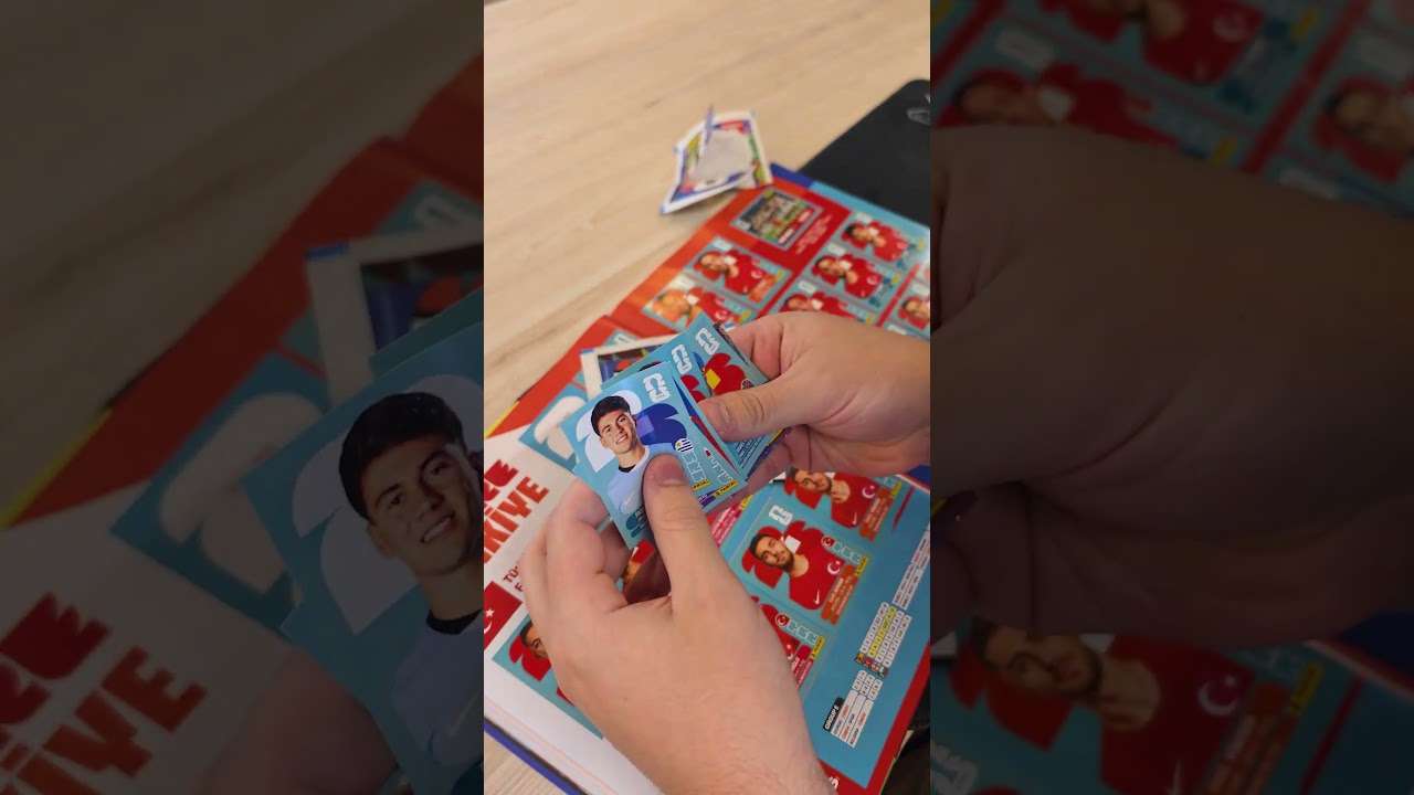 Rasguei os pacotinhos de figurinha do álbum da copa!