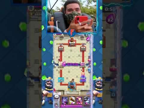 JOGUEI CLASH ROYALE EM UMA MONTANHA-RUSSA #shorts